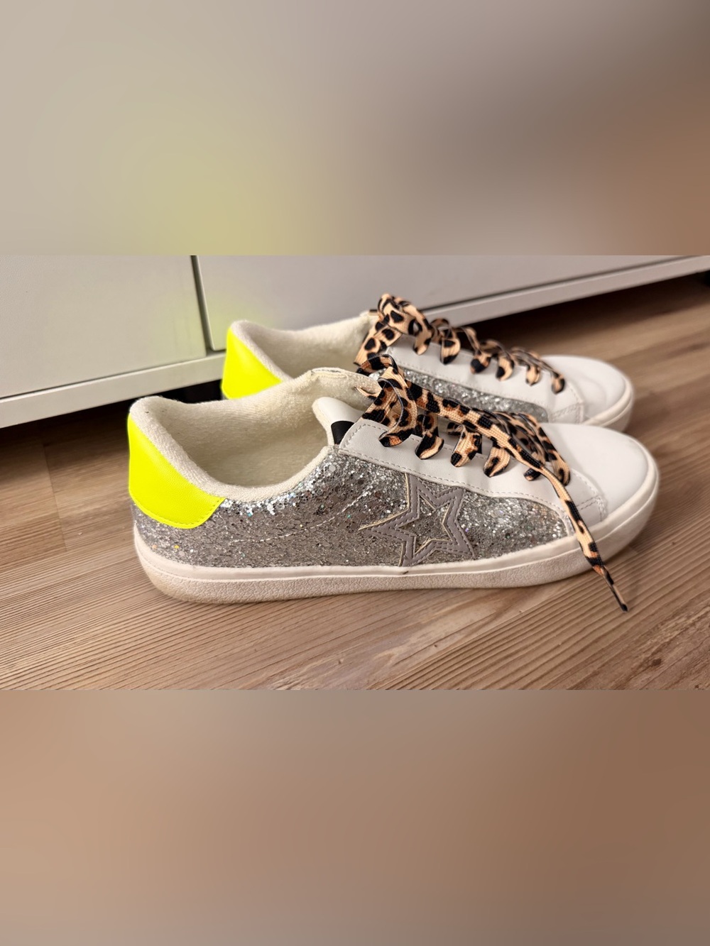 Glitter Star Low-Top Sneakers Size 9.5